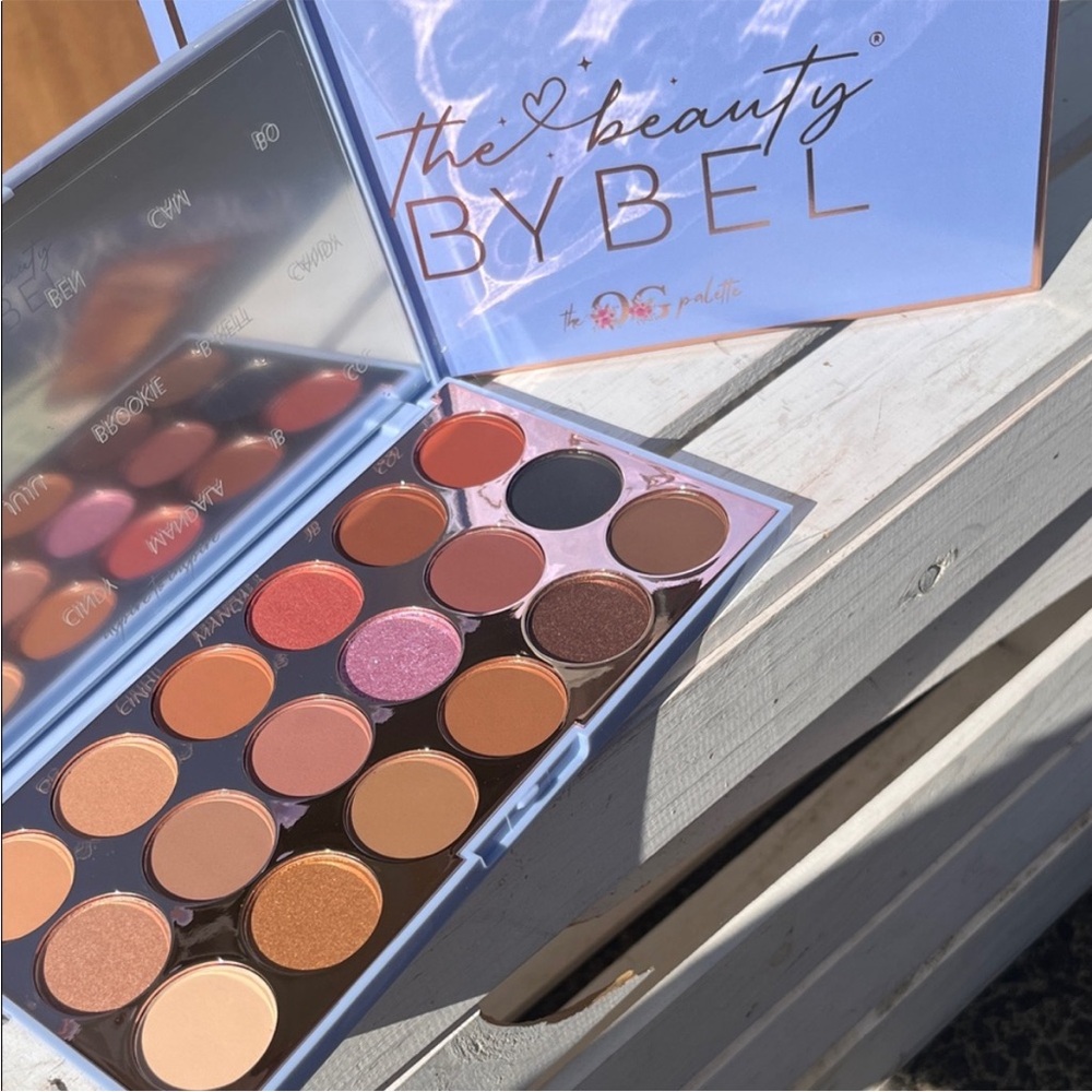 Carli Bybel OG Eyeshadow Palette & Highlighter BRAND NEW IN BOX - Picture 6 of 11